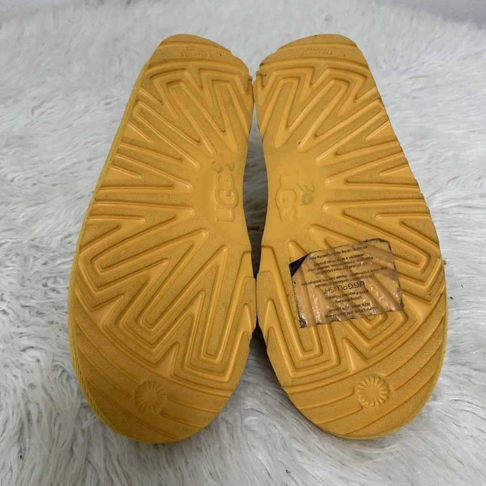 UGG‎ Kids Neumel Sheepskin Chukka Boots Golden Yellow Size 4 Tie Up Plush Lining
